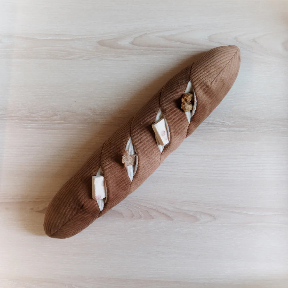 Entdecken Sie das Schnüffelspielzeug Baguette von Lambwolf Collective – ideal für geistige Auslastung und Spielspaß für Ihren Hund! Perfekt zum Suchen und Schnüffeln.