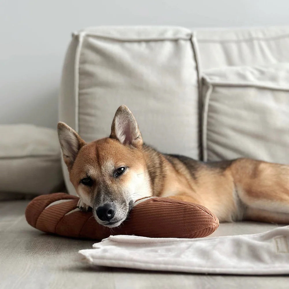 Entdecken Sie das Schnüffelspielzeug Baguette von Lambwolf Collective – ideal für geistige Auslastung und Spielspaß für Ihren Hund! Perfekt zum Suchen und Schnüffeln.