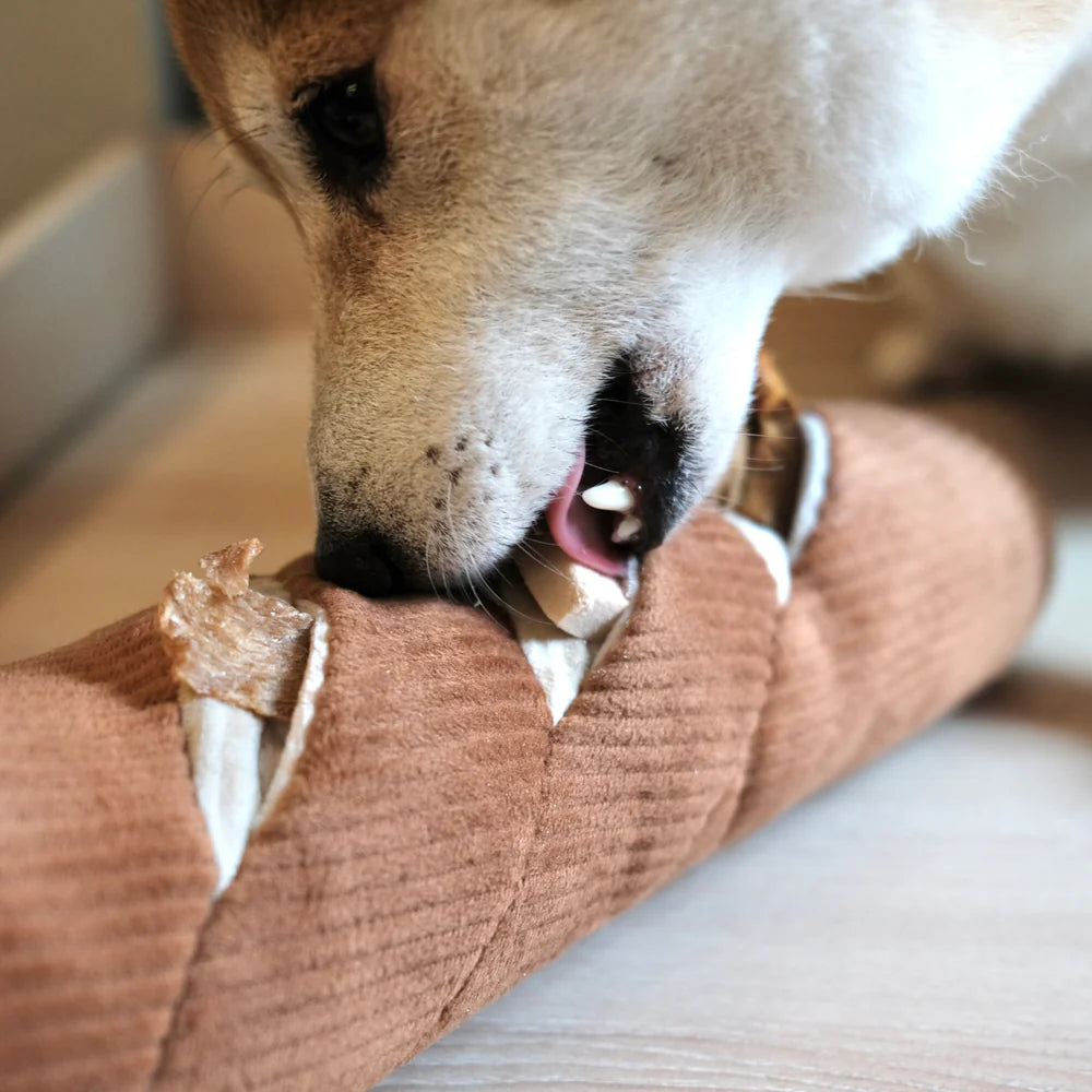 Entdecken Sie das Schnüffelspielzeug Baguette von Lambwolf Collective – ideal für geistige Auslastung und Spielspaß für Ihren Hund! Perfekt zum Suchen und Schnüffeln.