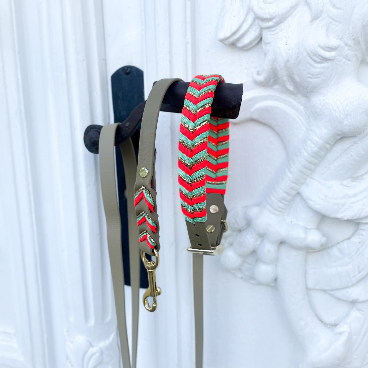 Verleihen Sie Ihrem Hund Stil mit unserem handgefertigten Biothane-Set! Robust, wasserabweisend und mit stilvoller Paracord-Verzierung – ideal für aktive Hunde. Qualität trifft Eleganz!