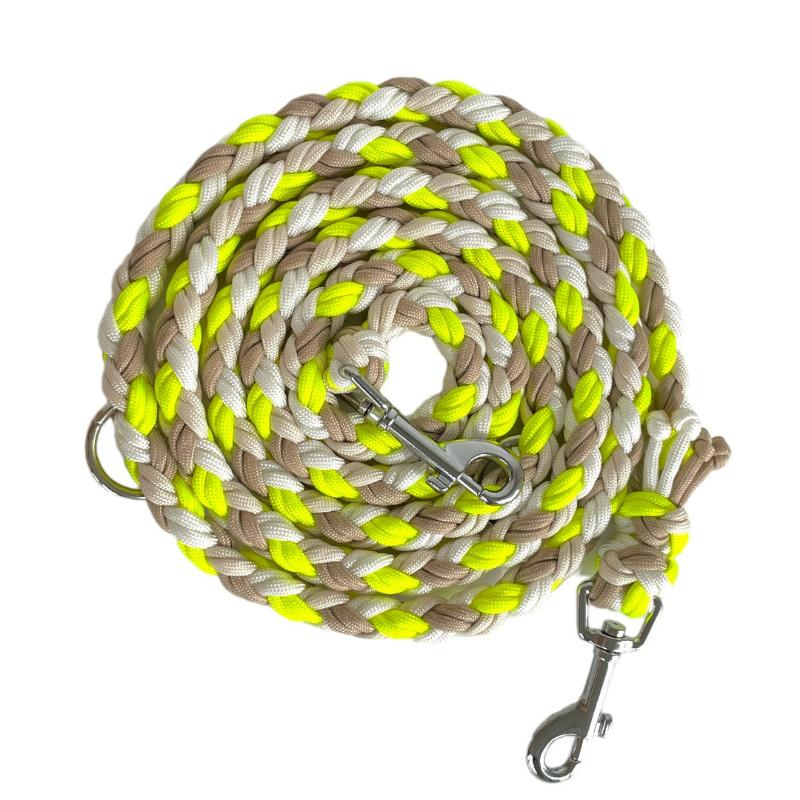 Robuste Hundeleine aus Paracord, ideal für Outdoor-Aktivitäten, mit rutschfestem Griff und verstellbarer Länge für optimalen Komfort und Sicherheit.