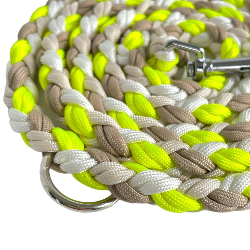 Robuste Hundeleine aus Paracord, ideal für Outdoor-Aktivitäten, mit rutschfestem Griff und verstellbarer Länge für optimalen Komfort und Sicherheit.