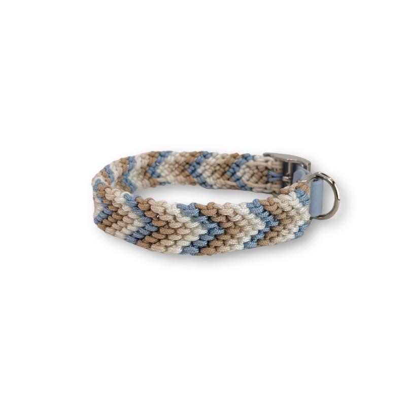 Verleihen Sie Ihrem Hund mit dem handgeknüpften Boho-Halsband „small Arrow“ einen einzigartigen Look! Das trendige Chevron-Muster sorgt für Stil und Komfort – ideal für modebewusste Vierbeiner!