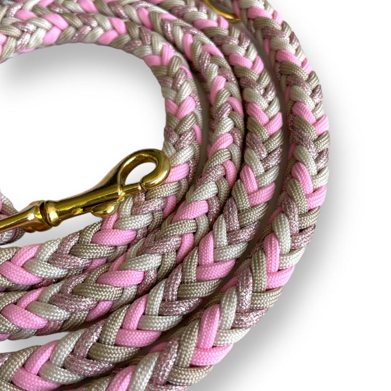 Robuste Hundeleine aus Paracord, ideal für Outdoor-Aktivitäten, mit rutschfestem Griff und verstellbarer Länge für optimalen Komfort und Sicherheit.