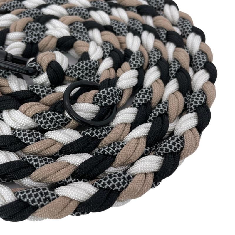 Robuste Hundeleine aus Paracord, ideal für Outdoor-Aktivitäten, mit rutschfestem Griff und verstellbarer Länge für optimalen Komfort und Sicherheit.
