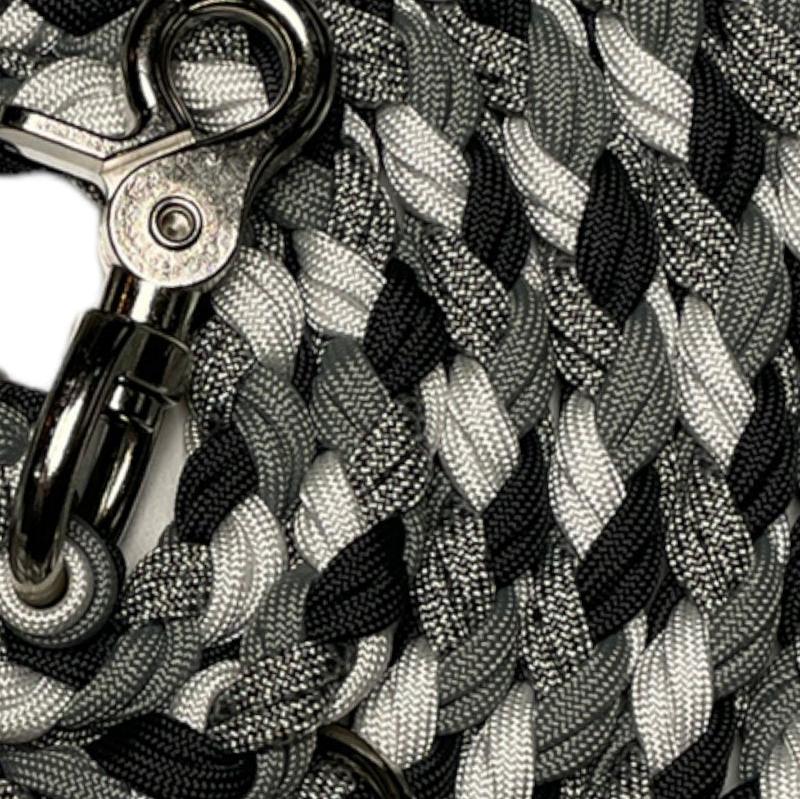 Robuste Hundeleine aus Paracord, ideal für Outdoor-Aktivitäten, mit rutschfestem Griff und verstellbarer Länge für optimalen Komfort und Sicherheit.