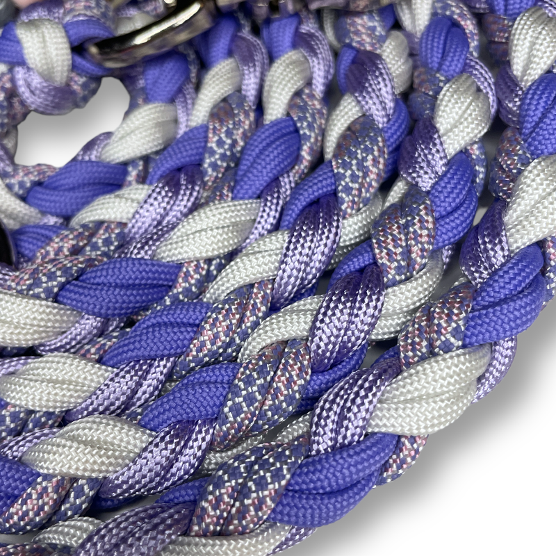 Robuste Hundeleine aus Paracord, ideal für Outdoor-Aktivitäten, mit rutschfestem Griff und verstellbarer Länge für optimalen Komfort und Sicherheit.