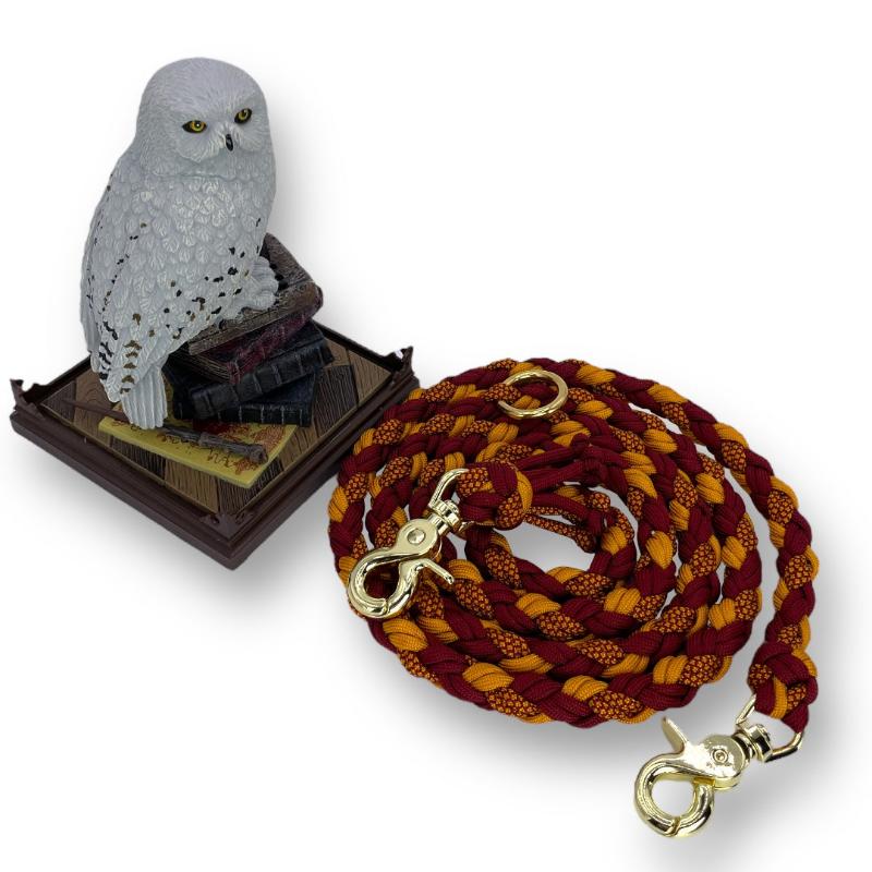 Handgefertigtes Paracord Halsband und Leine für Hunde, inspiriert von Harry Potter und Gryffindor. Stilvoll, individuell anpassbar und funktional!